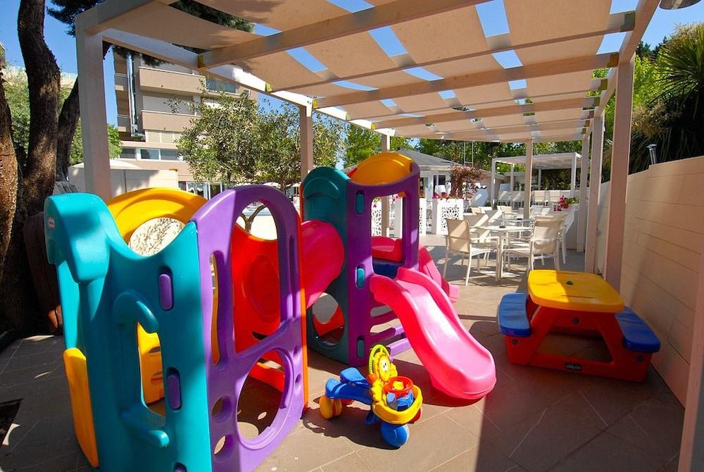 Hotel Pacific Cattolica Exteriör bild