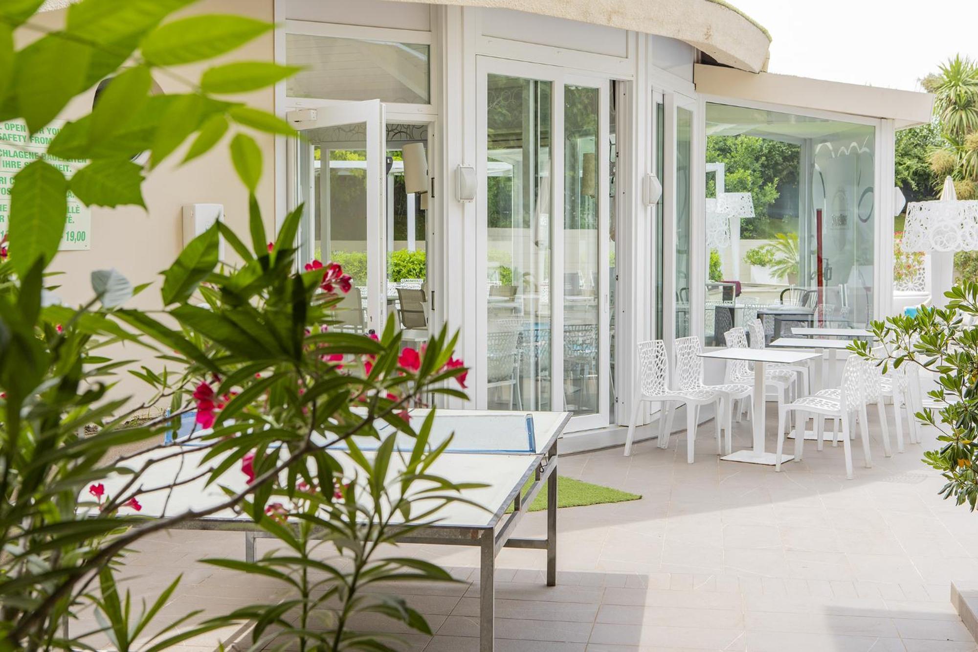 Hotel Pacific Cattolica Exteriör bild